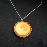 Kette mit Holzanhänger